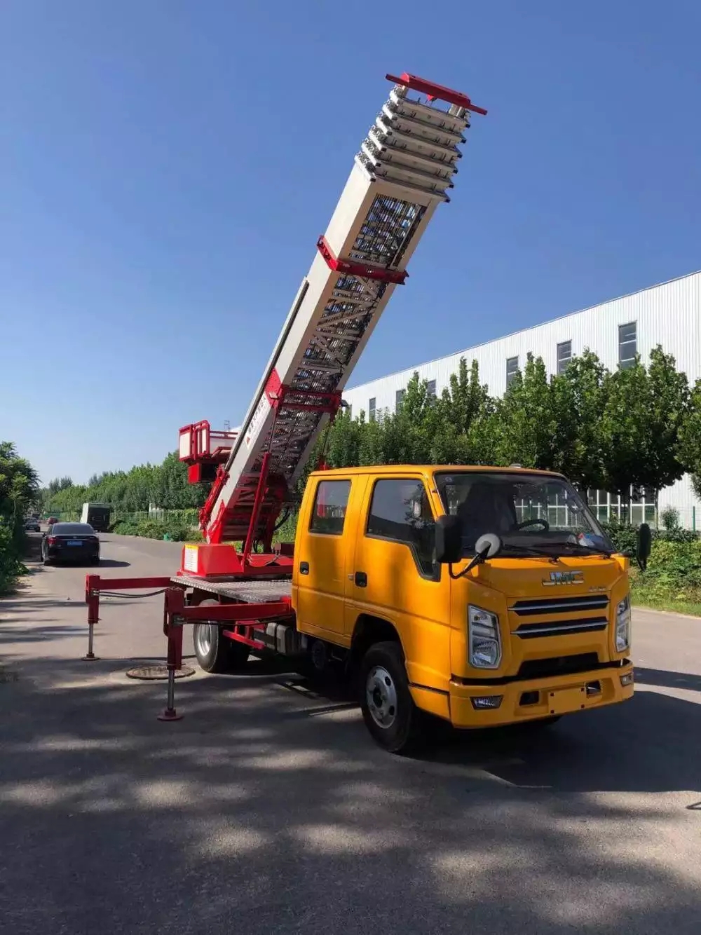 阳新附近的云梯车出租服务：轻松解决高空作业需求