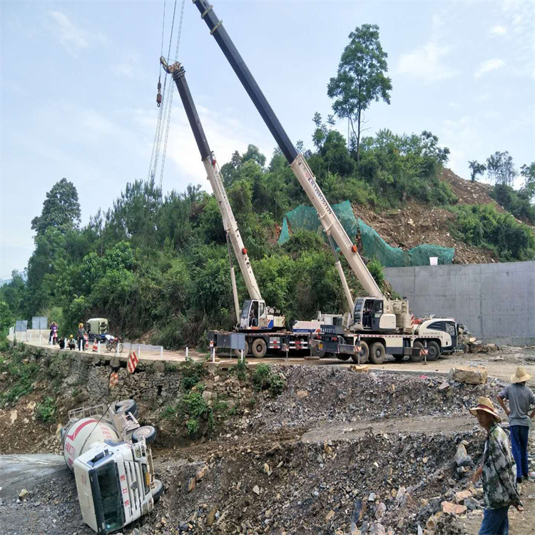 阳新汽车掉沟里叫吊车救援要多少钱